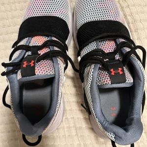 Unisex under armor shoes.